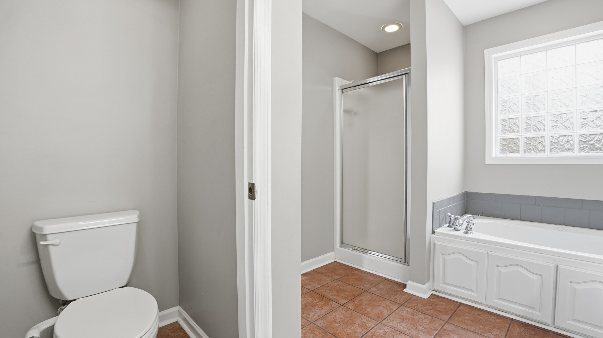 133 Riley Creek Road Tullahoma, TN 37388 - Photo 22 of 42 a bathroom with a toilet and a bathtub