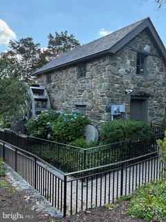 $2,400,000 | 7212 Farm Meadow Court, McLean, VA 22101