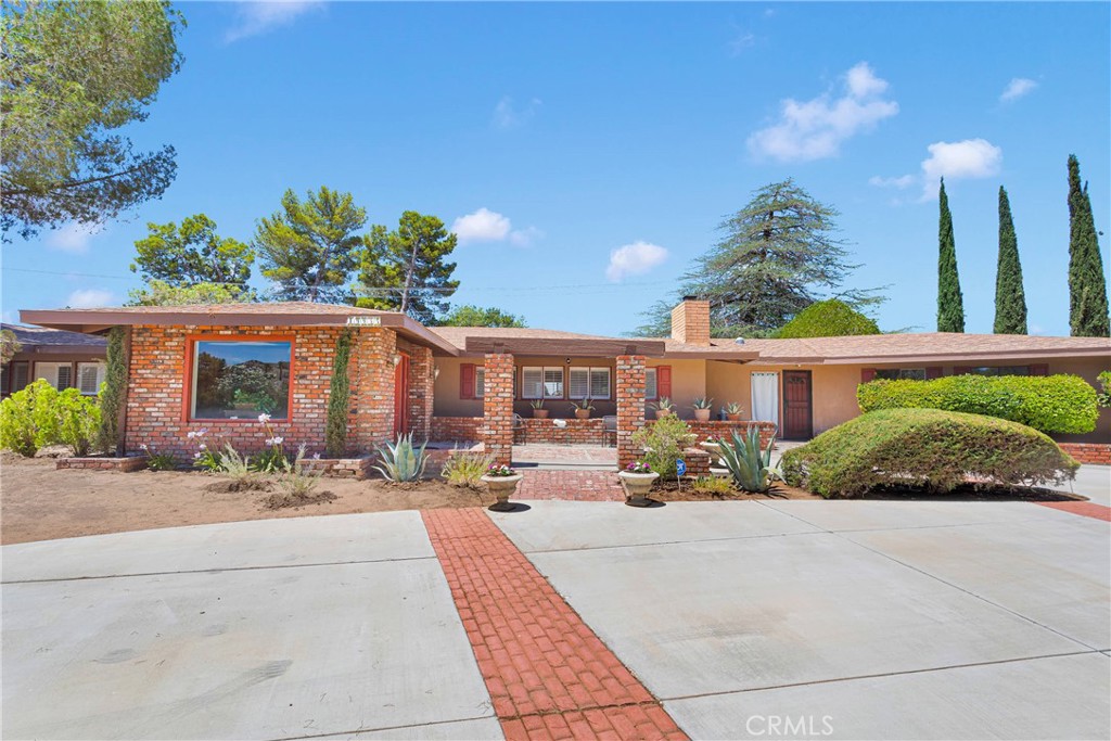 19955 Chickasaw Road Apple Valley, CA 92307 - Photo 2 of 60 a building exterior with furniture