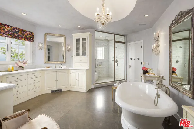 a view of entryway and hall