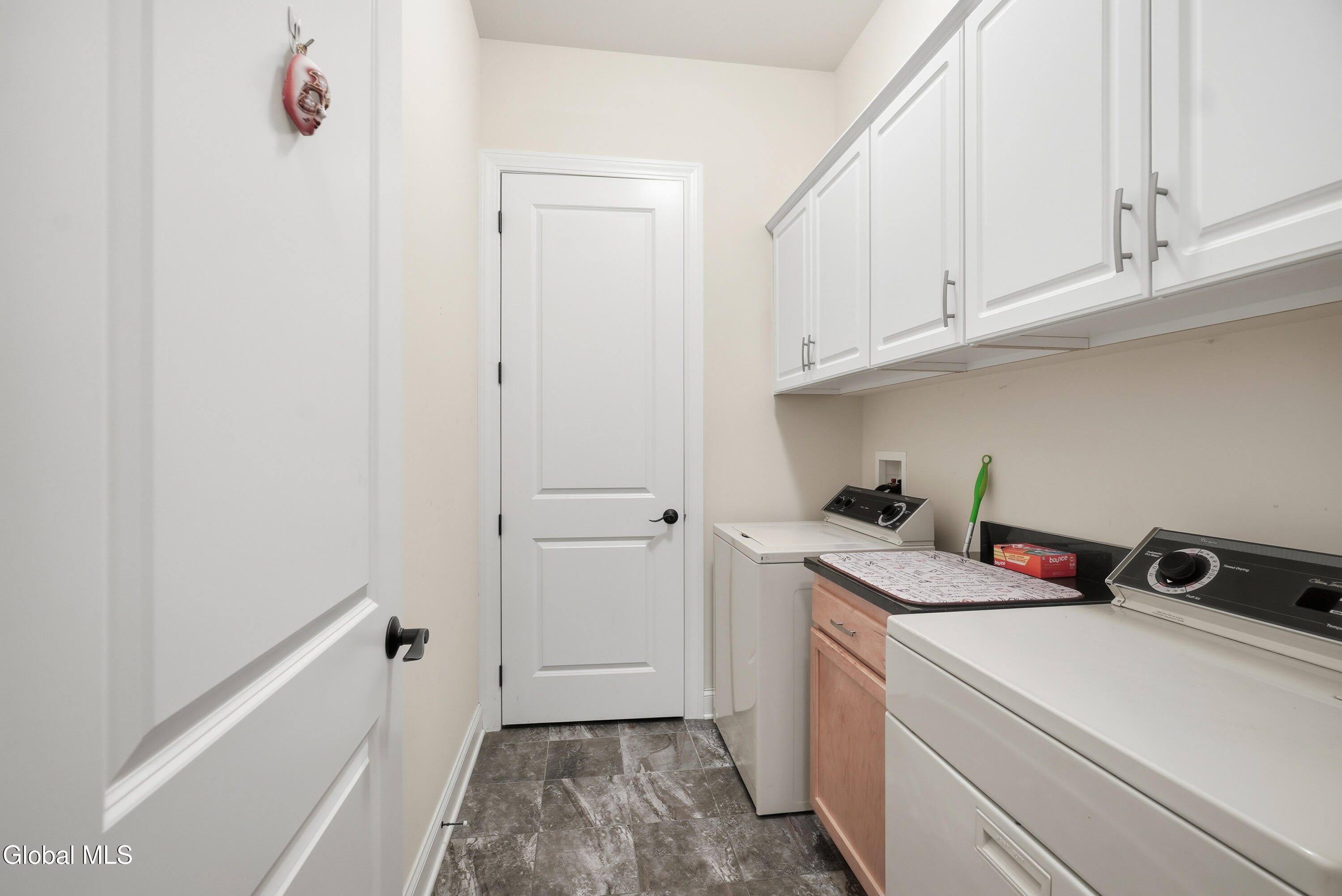 62 Cambridge Way Colonie, NY 12110 - Photo 4 of 23 8