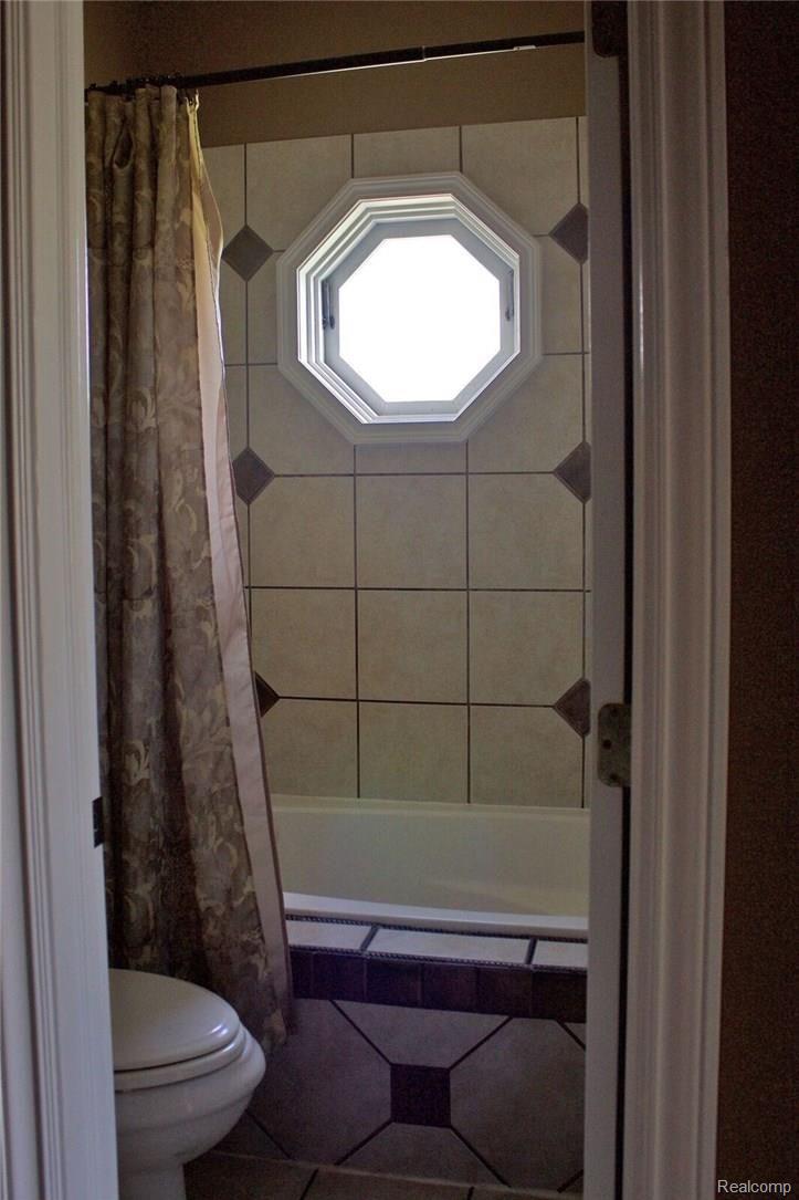 8096 Chilson Road Pinckney, MI 48169 - Photo 29 of 46 Jack and Jill Shower