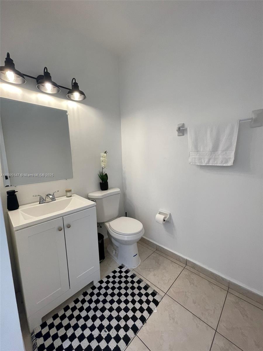 1636 Southeast 30th Street, Unit 1636 Homestead, FL 33035 - Photo 4 of 12 a bathroom with a sink toilet and a tub