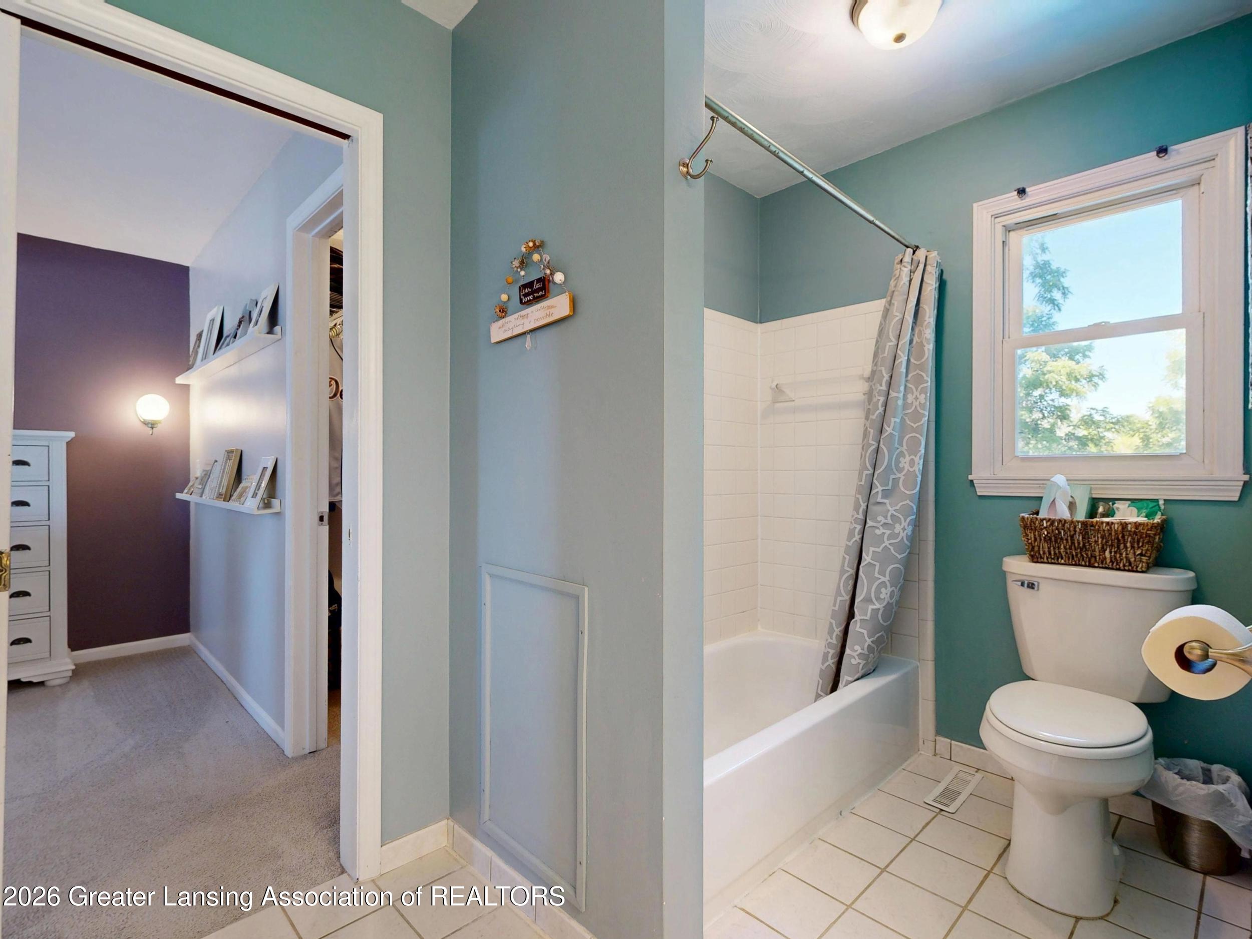 916 South Canal Road Lansing, MI 48917 - Photo 23 of 62 Entry from Primary to Hall Bath