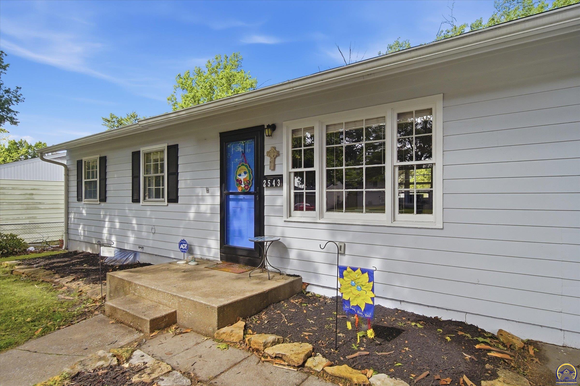 2543 Southwest Kent Street Topeka, KS 66614 - Photo 2 of 38