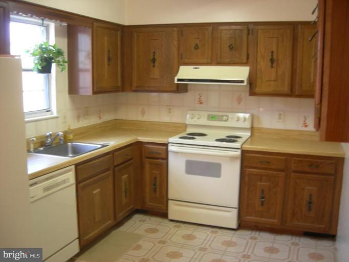 1913 Flowering Tree Terrace Silver Spring, MD 20902 - Photo 4 of 8 Kitchen
