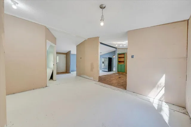 a view of a big room with closet and windows