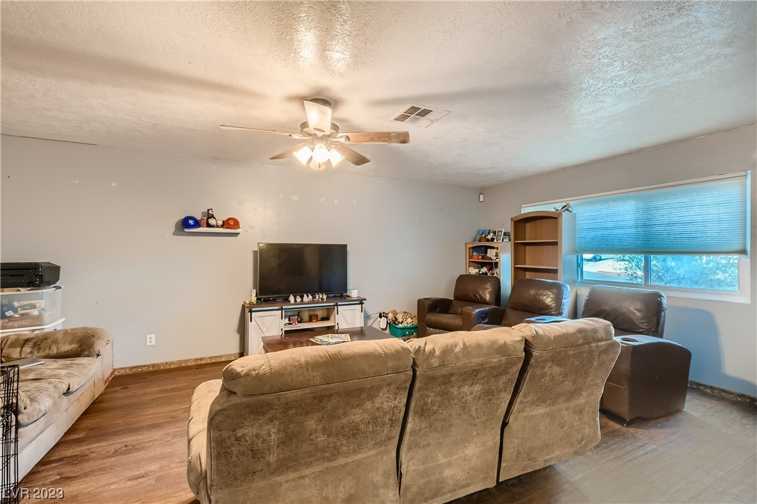 1102 Arapaho Way Boulder City, NV 89005 - Photo 3 of 12 Living room