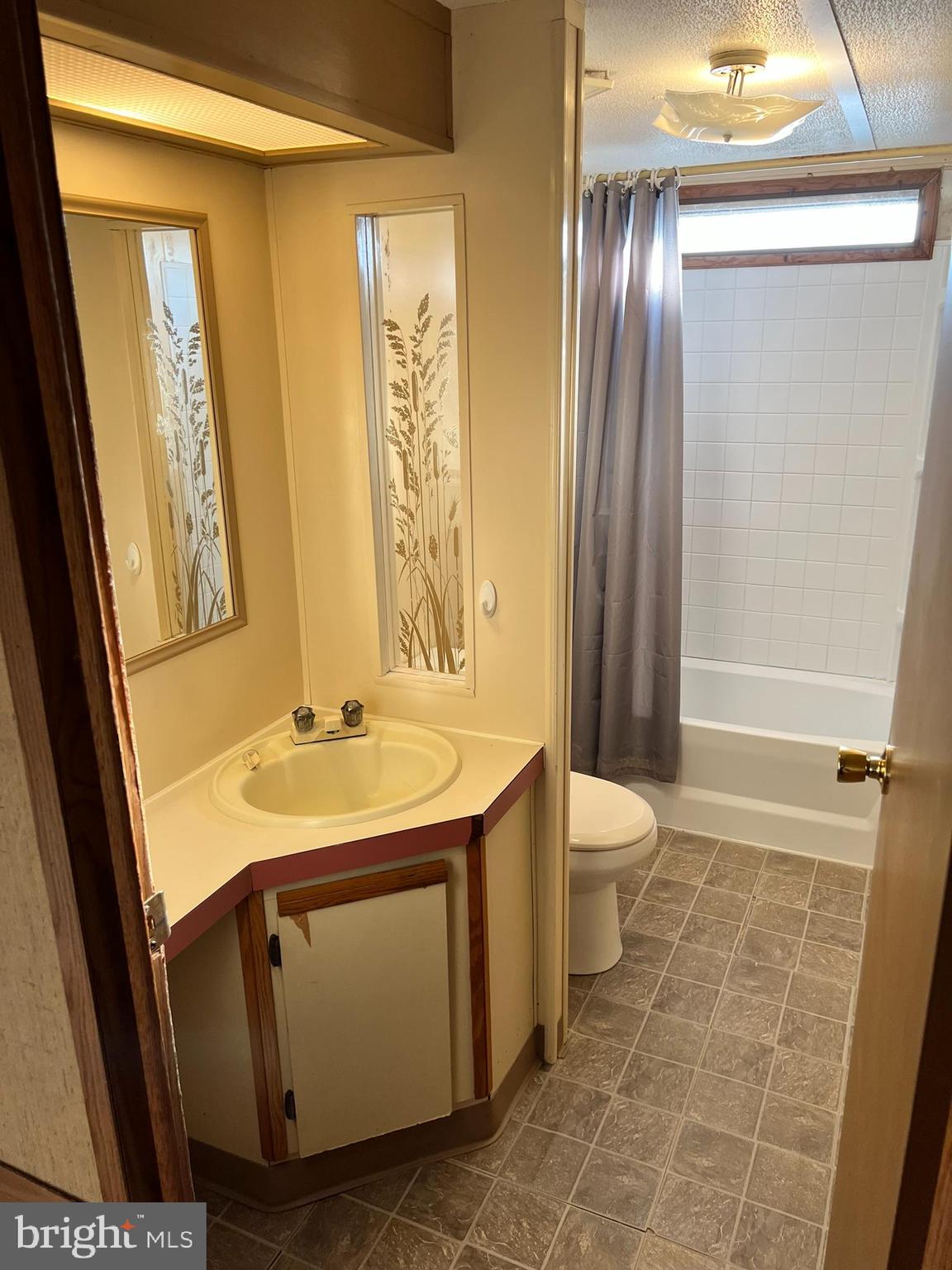 44 Christy Lane Lititz, PA 17543 - Photo 27 of 33 Shared Full Bath