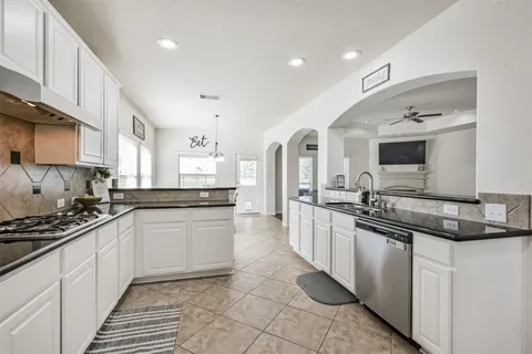 $599,500 | 9719 Wincrest Drive, Mont Belvieu, TX 77523