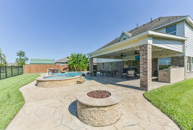 $599,500 | 9719 Wincrest Drive, Mont Belvieu, TX 77523