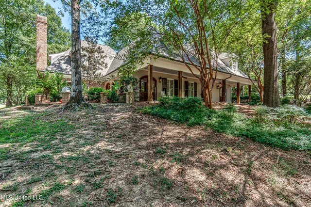 $970,000 | 338 Hillview Drive, Ridgeland, MS 39157