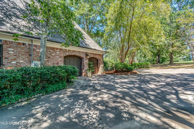 $970,000 | 338 Hillview Drive, Ridgeland, MS 39157