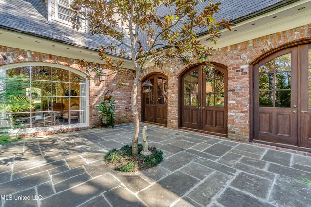 $970,000 | 338 Hillview Drive, Ridgeland, MS 39157