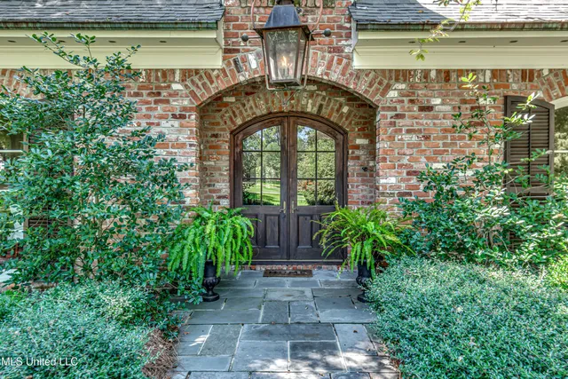 $970,000 | 338 Hillview Drive, Ridgeland, MS 39157