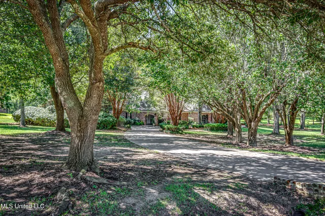 $970,000 | 338 Hillview Drive, Ridgeland, MS 39157