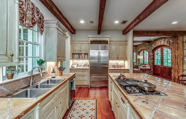 $970,000 | 338 Hillview Drive, Ridgeland, MS 39157