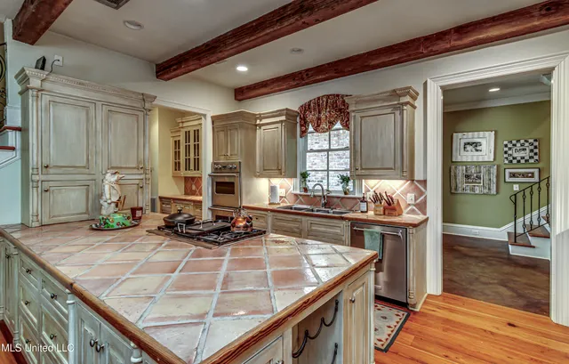 $970,000 | 338 Hillview Drive, Ridgeland, MS 39157