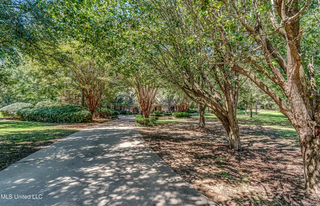 $970,000 | 338 Hillview Drive, Ridgeland, MS 39157