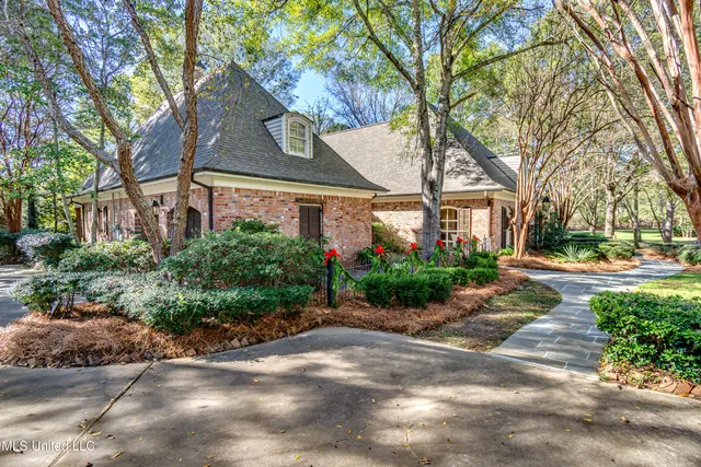 $970,000 | 338 Hillview Drive, Ridgeland, MS 39157