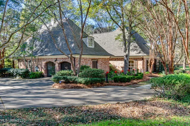 $970,000 | 338 Hillview Drive, Ridgeland, MS 39157