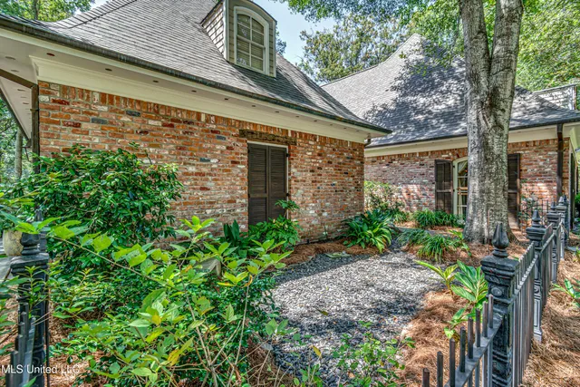 $970,000 | 338 Hillview Drive, Ridgeland, MS 39157