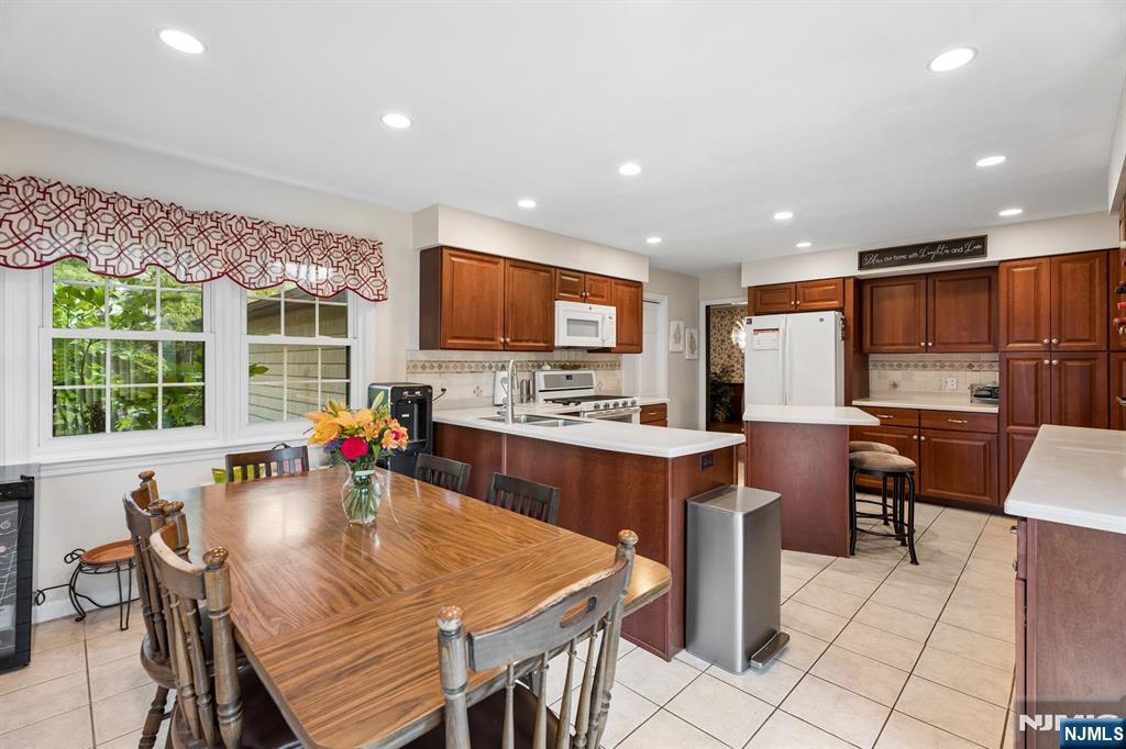 39 Robin Hood Way Wayne, NJ 07470 - Photo 13 of 36