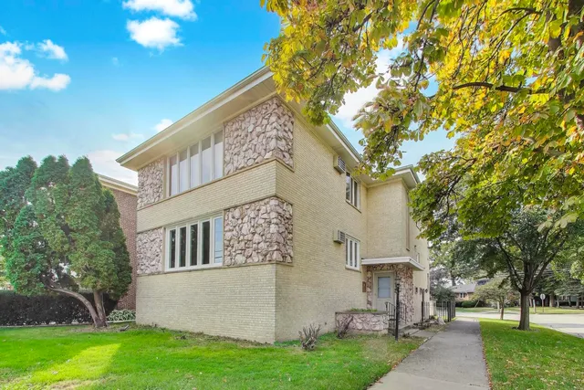 a view of house with a yard