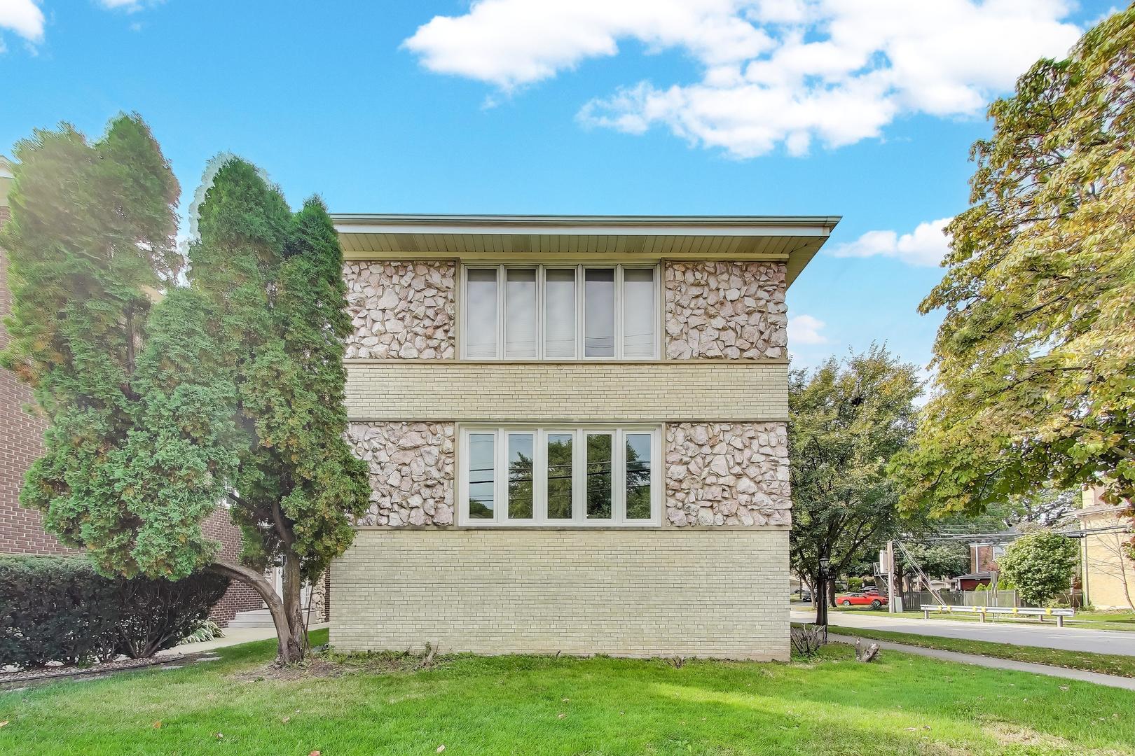1086 North Northwest Highway, Unit G Park Ridge, IL 60068 - Photo 2 of 13 front view of a house with a yard