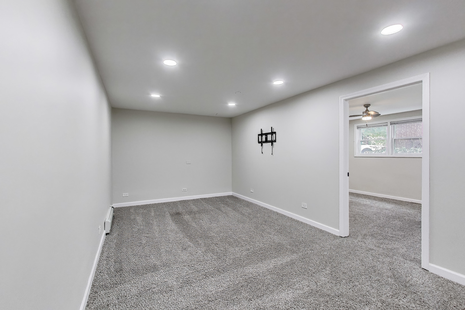 1086 North Northwest Highway, Unit G Park Ridge, IL 60068 - Photo 3 of 13 an empty room with windows