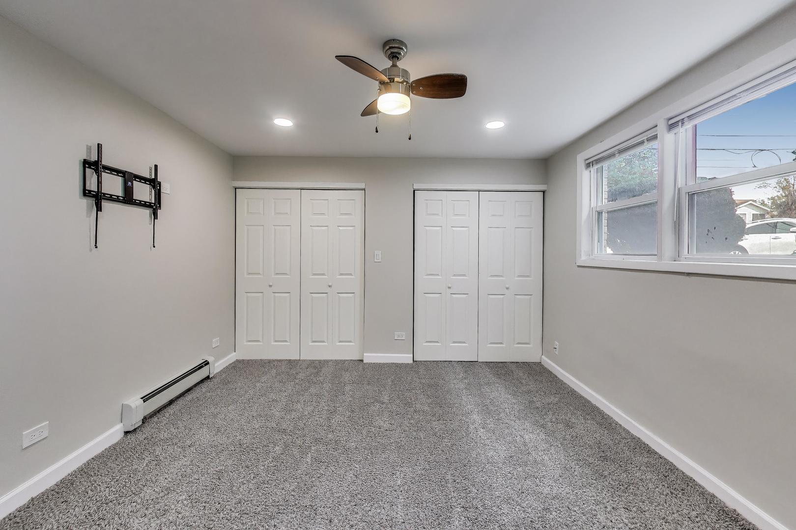 1086 North Northwest Highway, Unit G Park Ridge, IL 60068 - Photo 9 of 13 a view of an empty room with a window