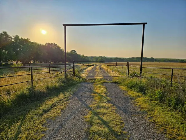 $1,150,000 | 2359 Gp Road, Elmdale, KS 66850