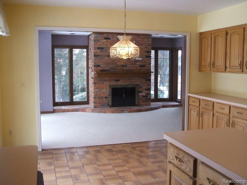 3552 Wedgewood Drive Rochester, MI 48306 - Photo 9 of 25 Kitchen Opens To Family Room