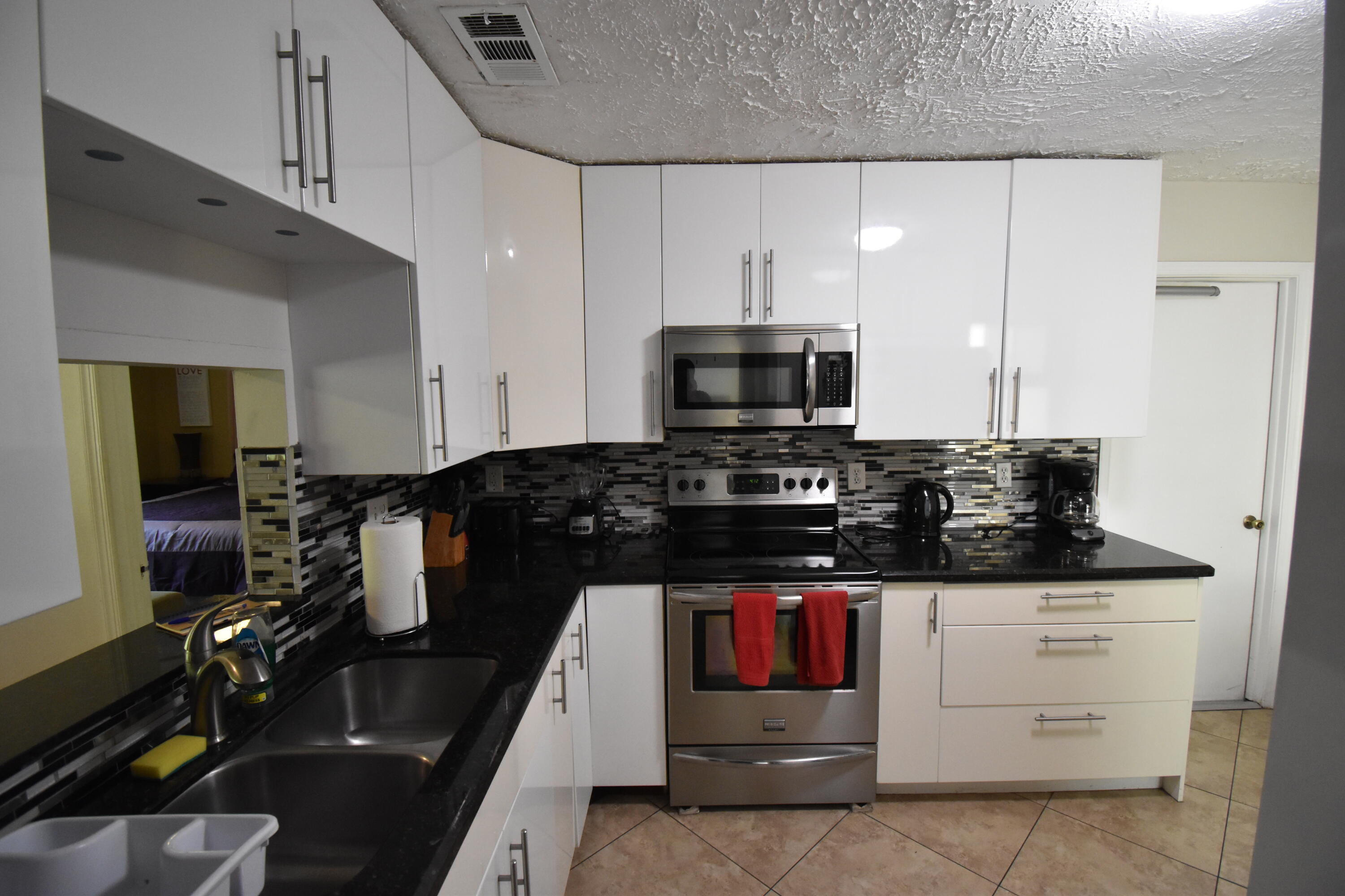 9426 Southampton Place Boca Raton, FL 33434 - Photo 5 of 36 DSC_0048