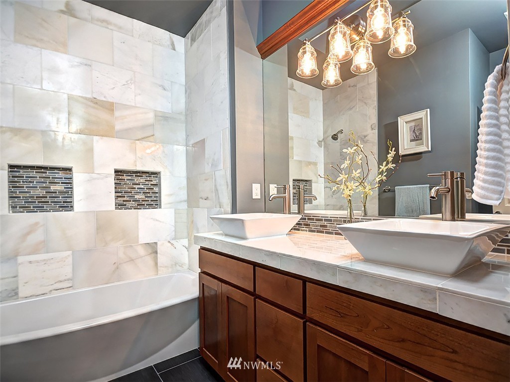 906 North 27th Place Renton, WA 98056 - Photo 20 of 25 a bathroom with a bathtub and a sink