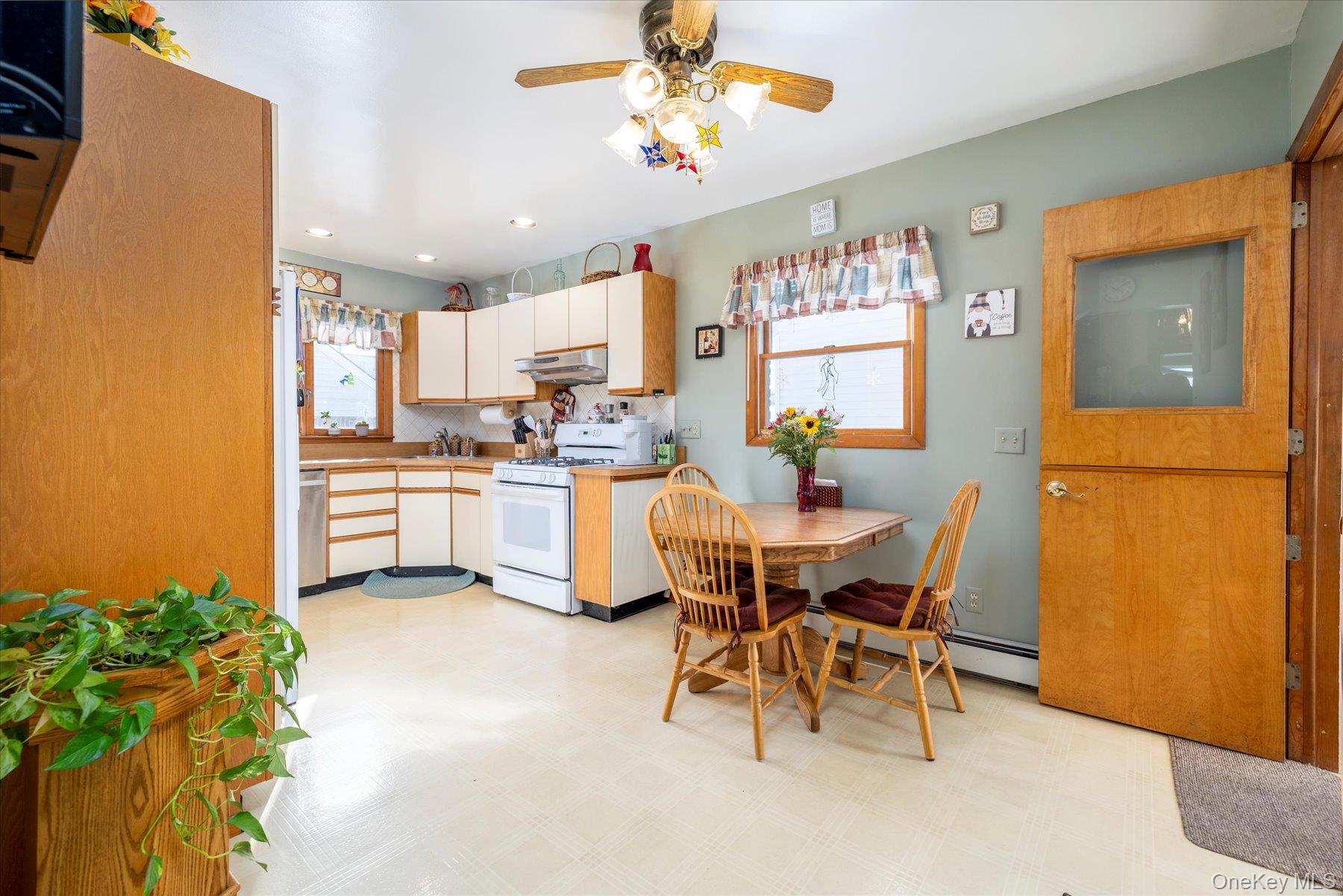 1065 Russell Street Franklin Square, NY 11010 - Photo 8 of 29 Eat-in kitchen