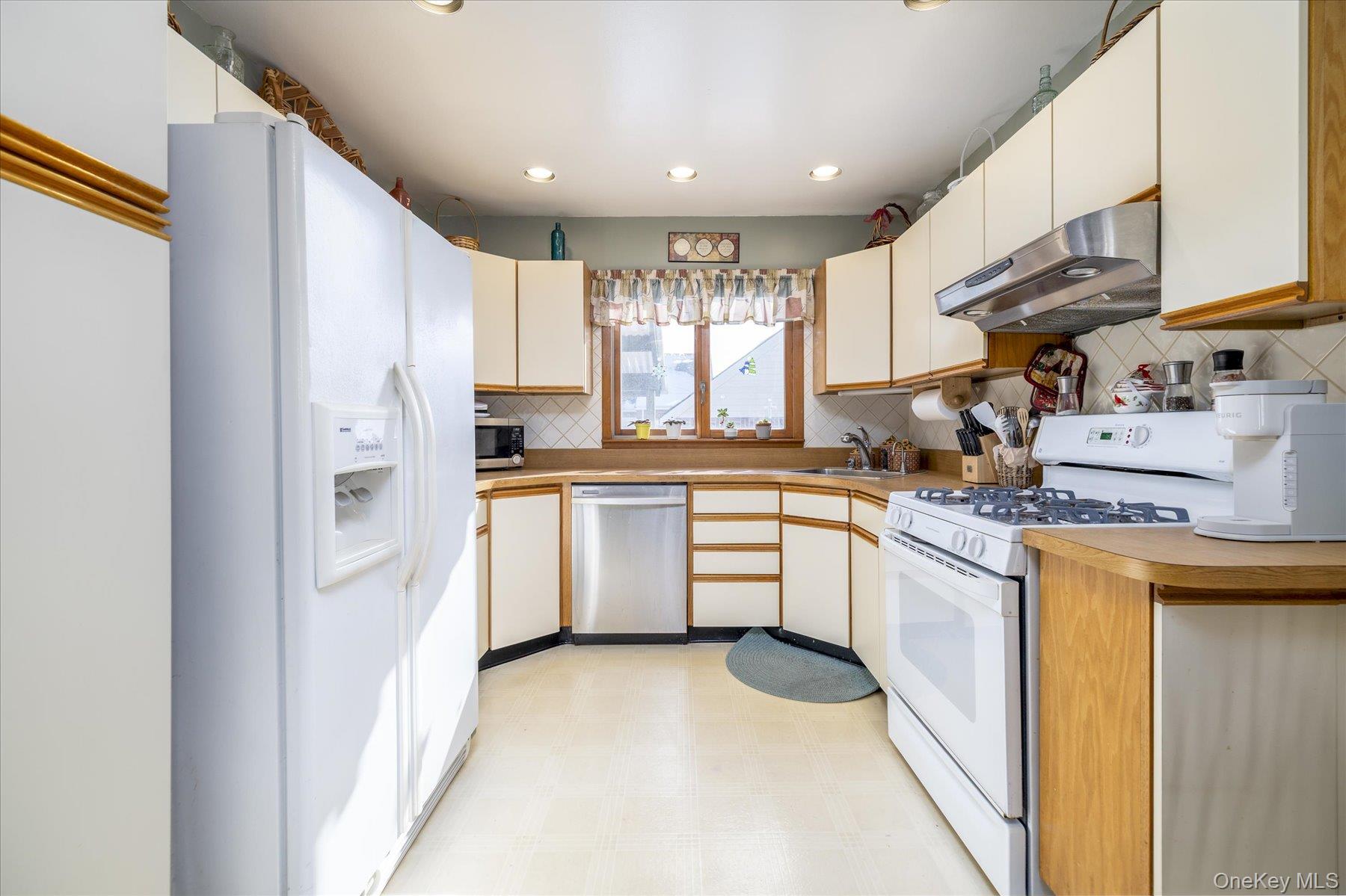 1065 Russell Street Franklin Square, NY 11010 - Photo 9 of 29 Eat-in kitchen