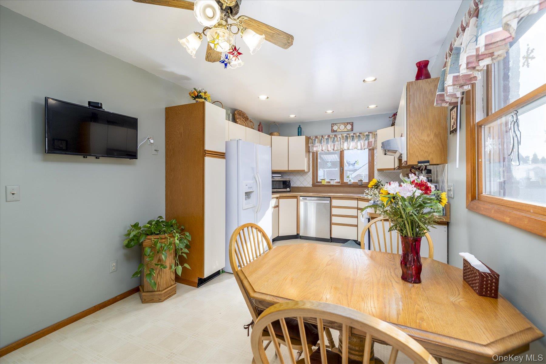 1065 Russell Street Franklin Square, NY 11010 - Photo 10 of 29 Eat-in kitchen