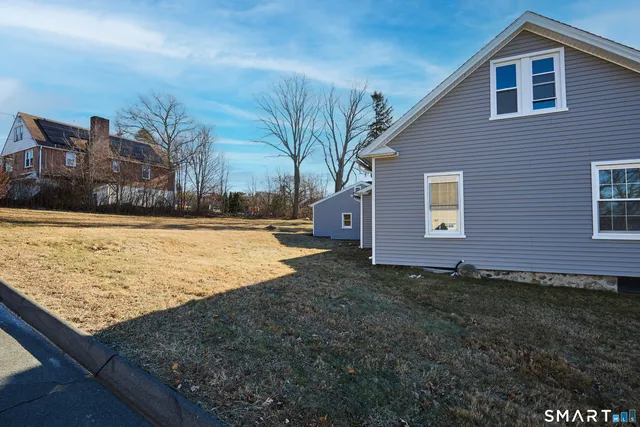 a view of a backyard