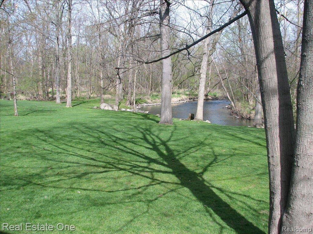 3180 Quail Ridge Circle Rochester, MI 48309 - Photo 4 of 13 4 Backyard