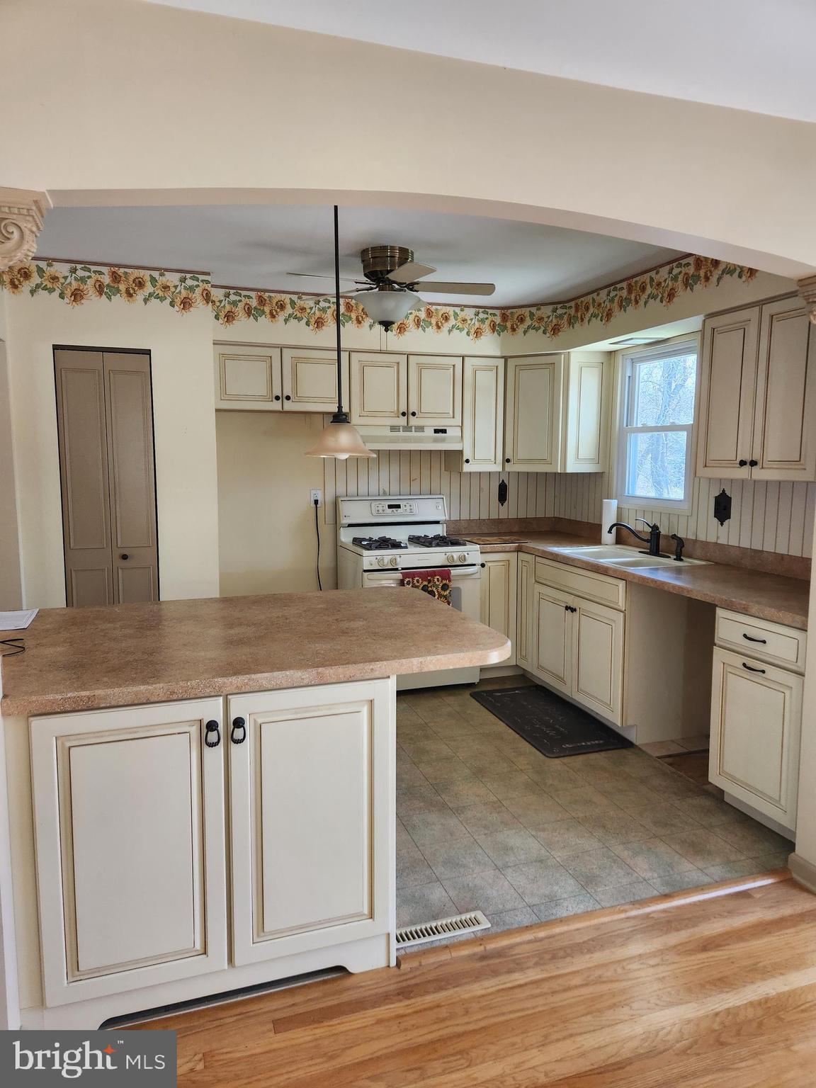 643 Hickstown Road Sicklerville, NJ 08081 - Photo 8 of 41 Kitchen