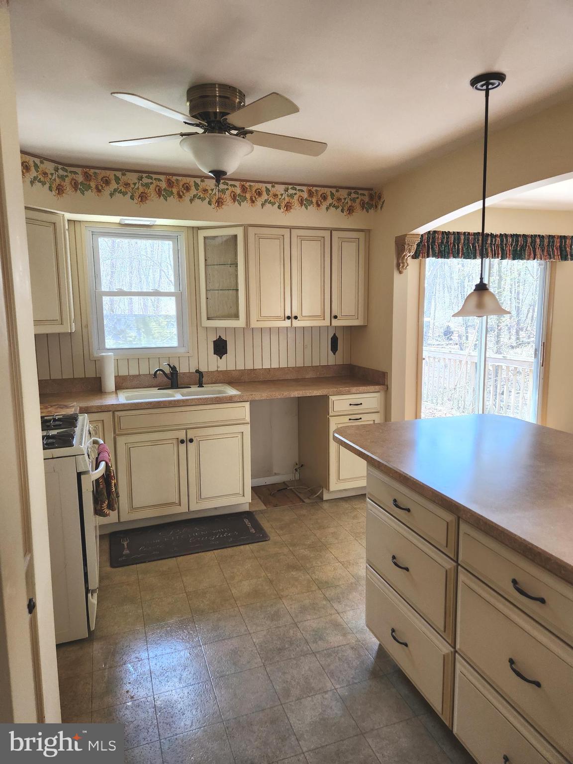 643 Hickstown Road Sicklerville, NJ 08081 - Photo 9 of 41 Kitchen