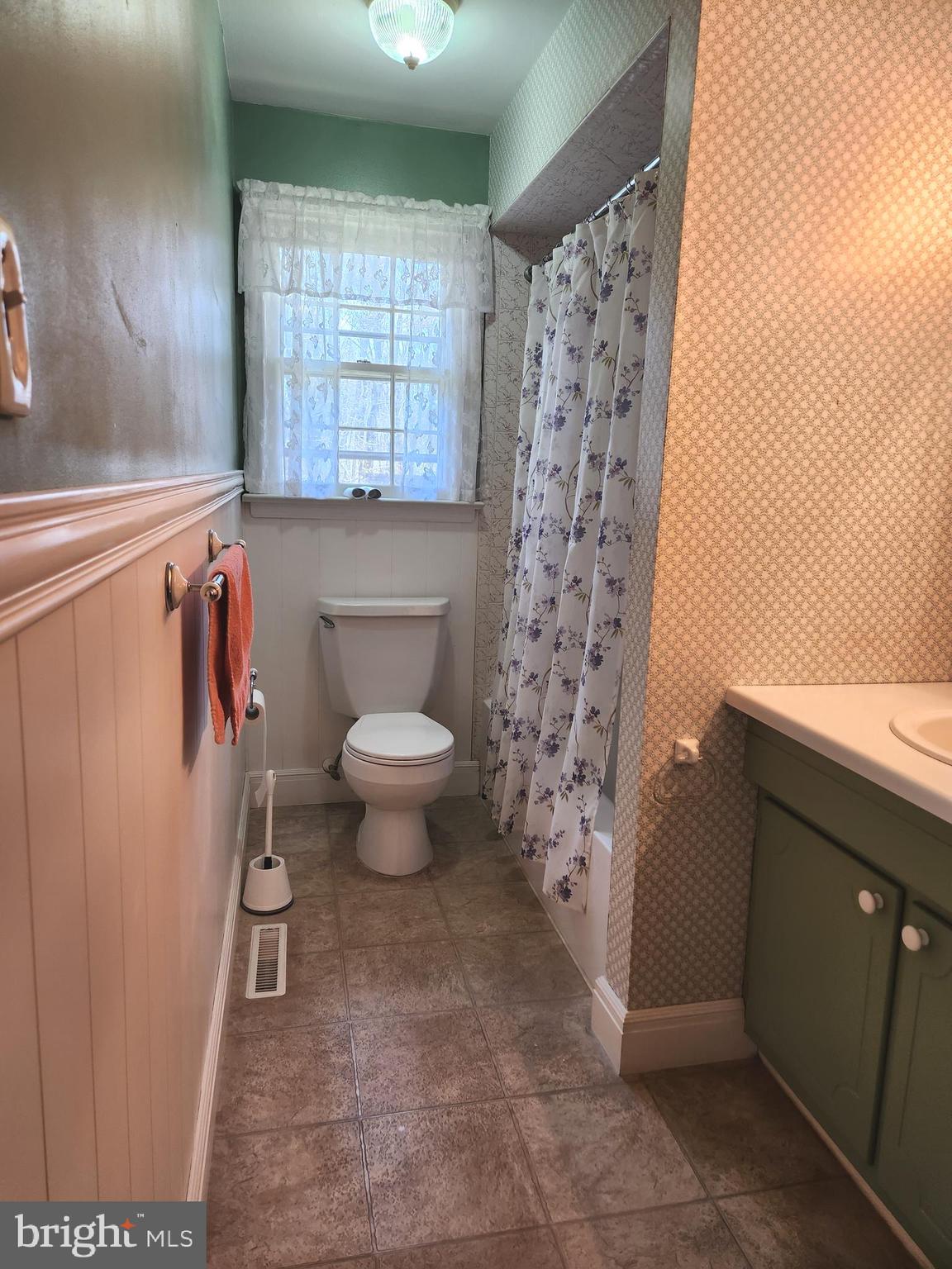 643 Hickstown Road Sicklerville, NJ 08081 - Photo 10 of 41 Bathroom