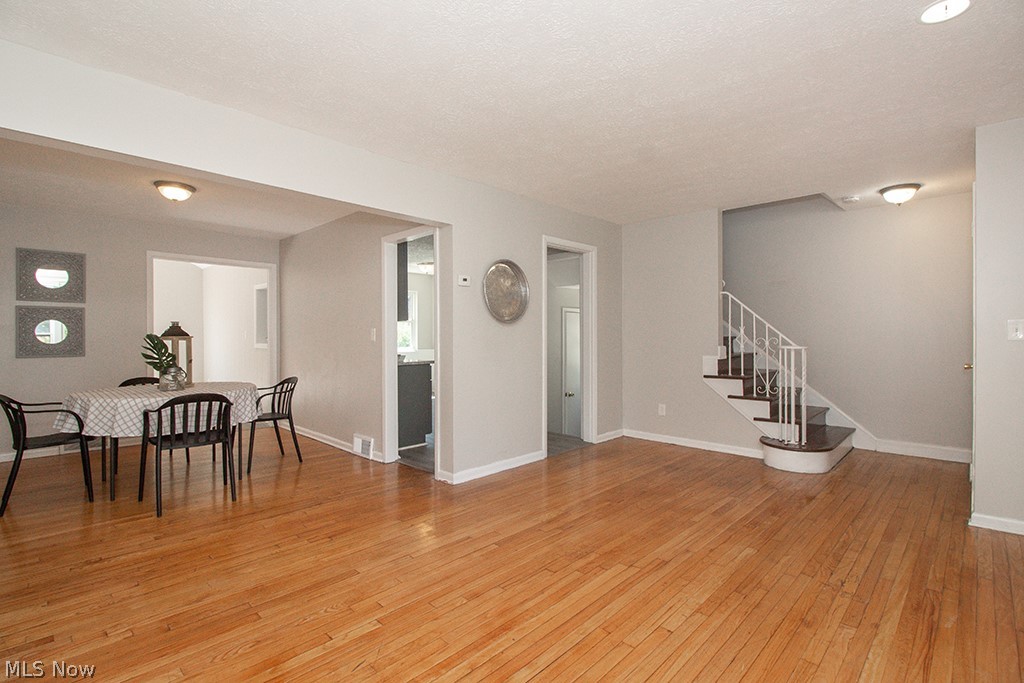 3954 Grosvenor Road Cleveland, OH 44118 - Photo 6 of 35