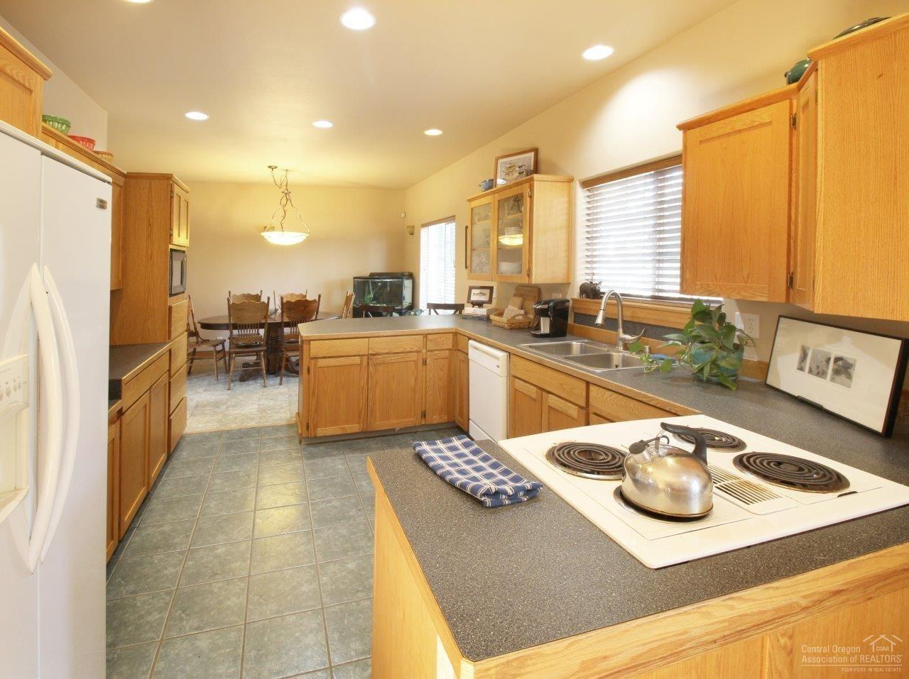 64624 Deschutes Market Road Bend, OR 97701 - Photo 6 of 25 Large kitchen with ample counters for me