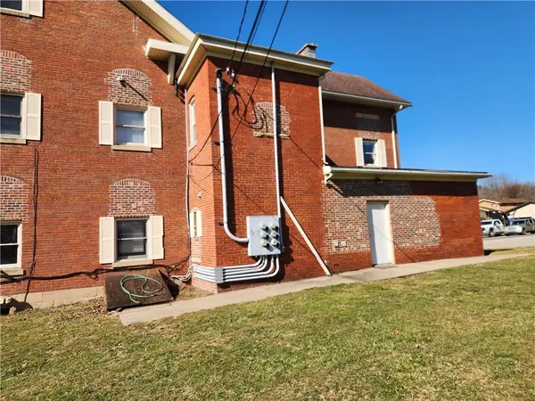 a view of a house with backyard and porch