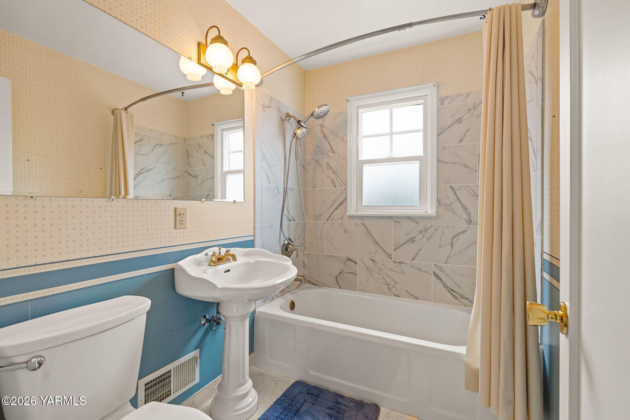 3102 Summitview Avenue Yakima, WA 98902 - Photo 17 of 25 Bathroom