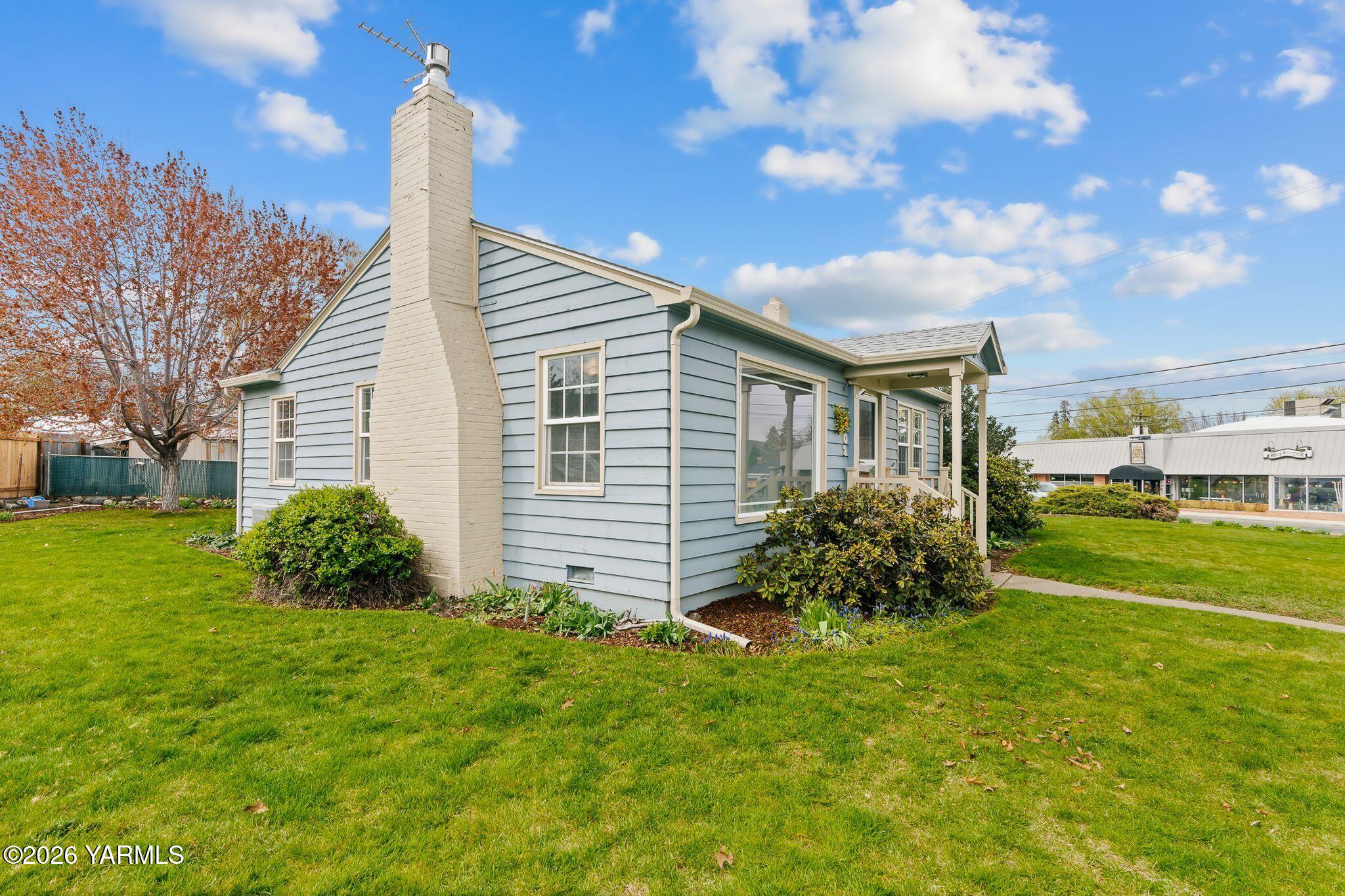 3102 Summitview Avenue Yakima, WA 98902 - Photo 4 of 25 Exterior