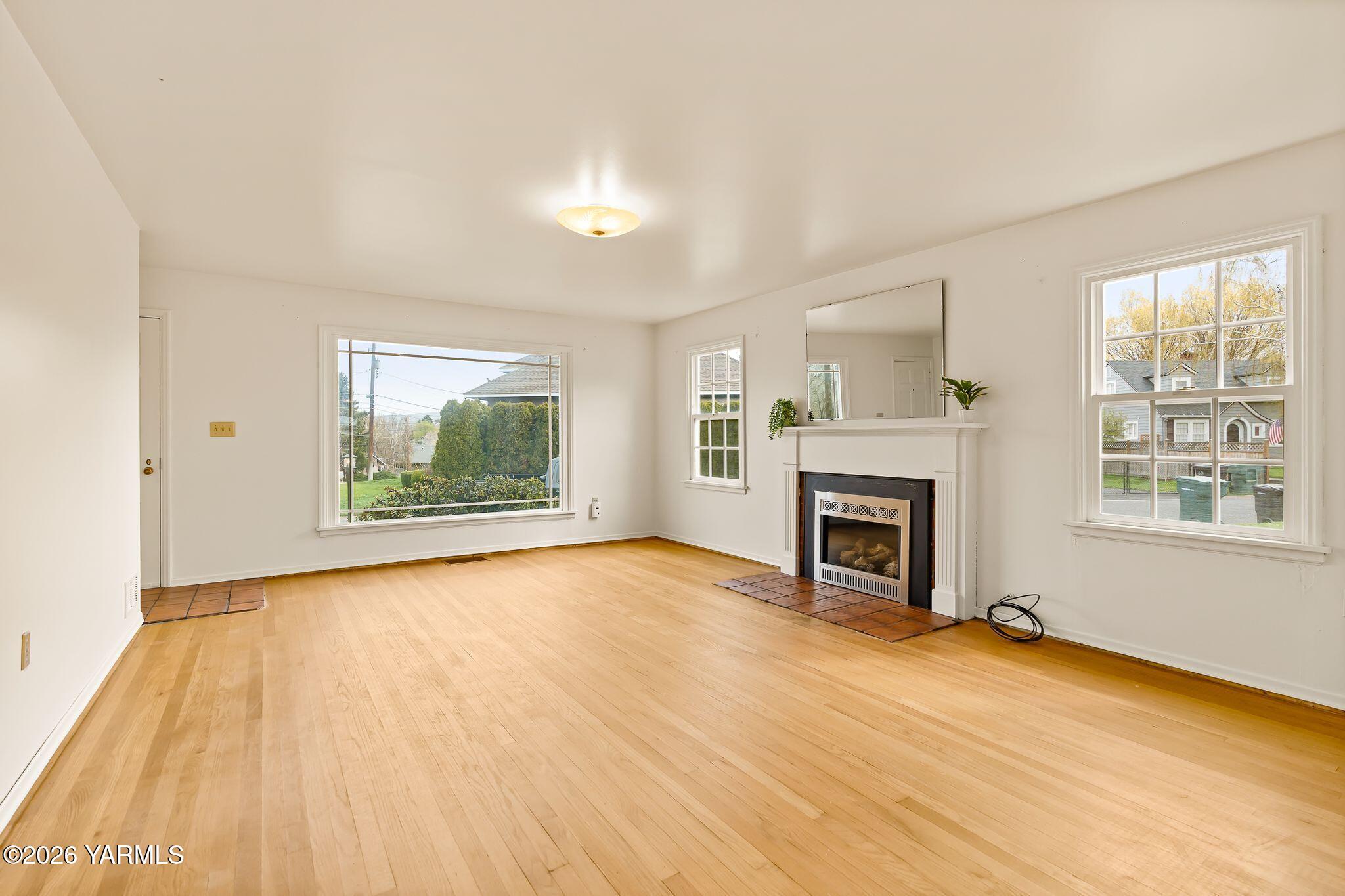 3102 Summitview Avenue Yakima, WA 98902 - Photo 5 of 25 Living Room