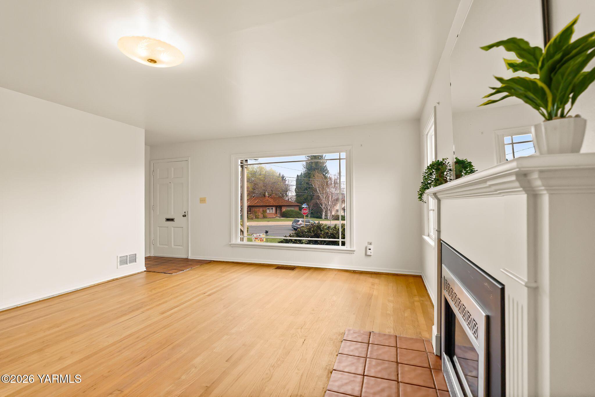 3102 Summitview Avenue Yakima, WA 98902 - Photo 6 of 25 Living Room